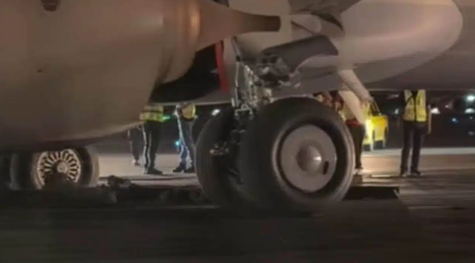▲▼曼谷機場跑道突塌陷！　華航客機「機輪卡進坑洞」無法動彈（圖／翻攝自Facebook）