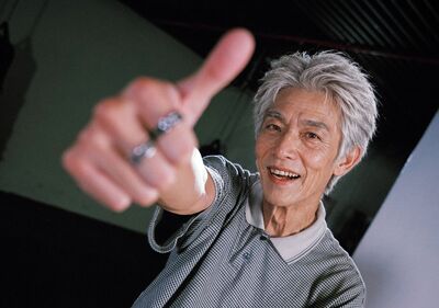 這個老翁太會跳舞! 身份曝光「竟是大咖男團成員」