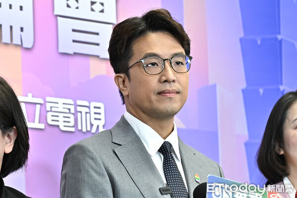 沈伯洋不懂都更竟怪「沒早講」 蔣辦：怎麼只有沈不知道？