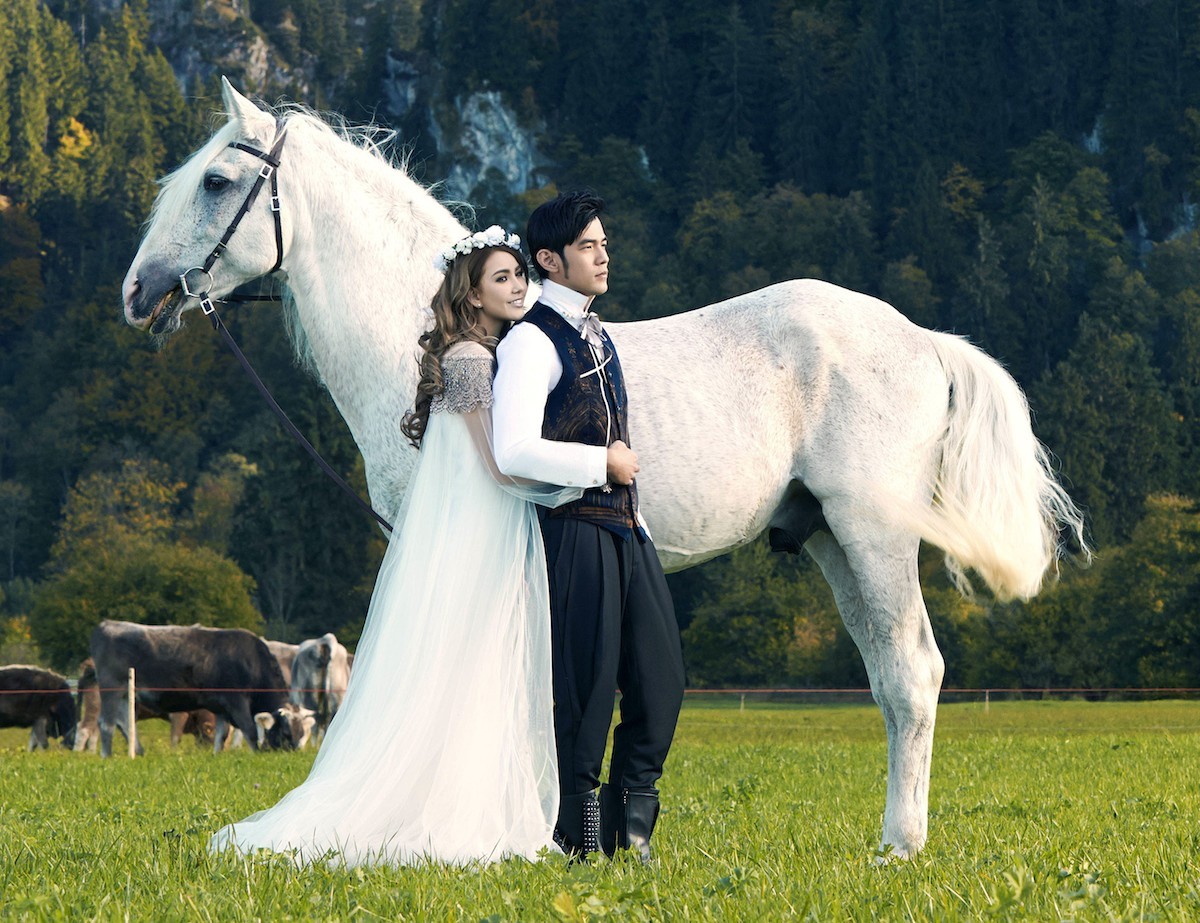 美得像童話 周董昆凌城堡前牽白馬網友 太夢幻了 Ettoday星光雲 Ettoday新聞雲