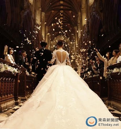 昆凌曾透露從小就懷抱童話夢，希望能穿上像公主一樣的婚紗，舉辦一個非常浪漫的婚禮。