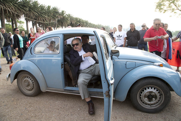 烏拉圭總統穆希卡（José Mujica）常常開這輛藍色金龜車；但順路載人那回並不是開這輛車。（圖／達志影像／美聯社）