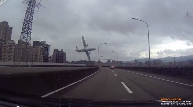 5張復航空難最震撼瞬間截圖。（網友okskygo提供，已獲授權使用。） 