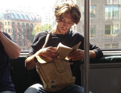 地鐵裡的閱讀男，頹廢書卷氣讓我淪陷