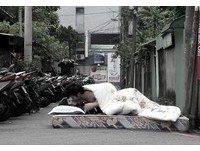 全裸淋紅色糖漿…推甄拍性愛片「擦槍走火」落榜又挨告