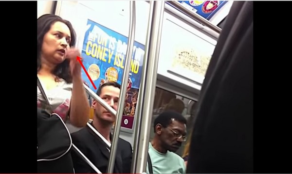 基努李維看到這名身穿T恤的婦人背著大包包上車，主動開口關心還直接讓座，影片一曝光就轟動全球網路。（圖／翻攝自YouTube）