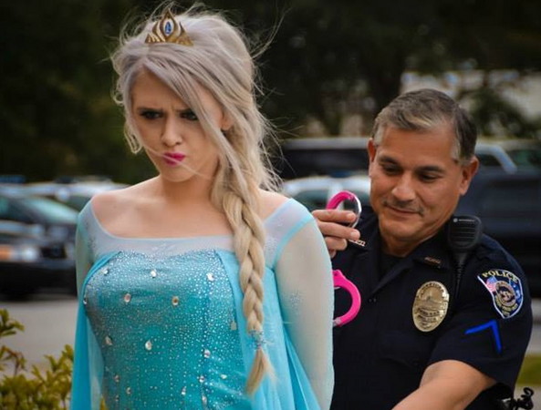 艾莎公主被警察抓了图片