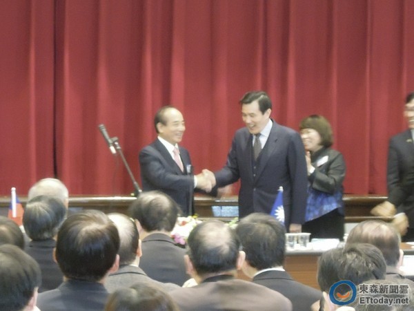 國民黨立法行政部門議事運作研討會，馬英九主動跟立法院長王金平握手。（圖／記者賴映秀攝）