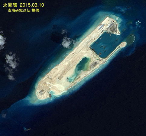 ▼中國在南海永暑礁鋪設飛機跑道。（圖／取自觀察者網）
