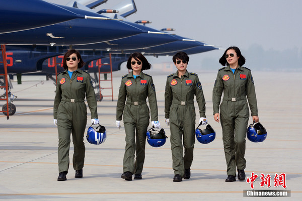 中國空軍八一飛行表演隊7架「殲10」表演機11日飛抵馬來西亞，準備參加蘭卡威國際海空展。曾經在2009年「十一」閱兵典禮上飛越天安門的4名女飛行員，將駕駛殲10進行海外首秀。(圖／中新網)