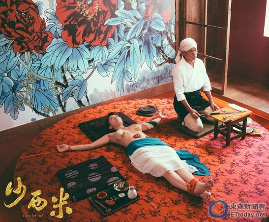 波多野结衣被捆绑动弹不得!暗黑林志玲重现「女体盛」