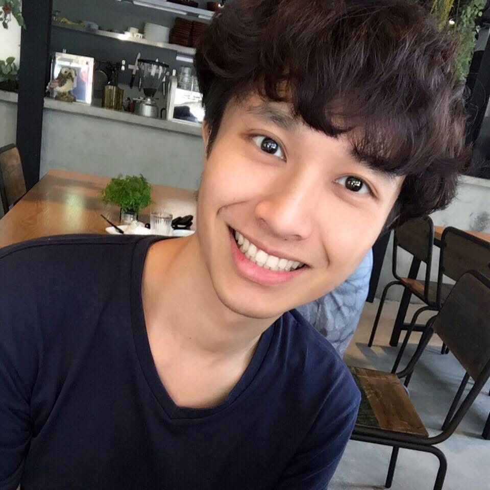 JJ.Hsu 男⼦散步中